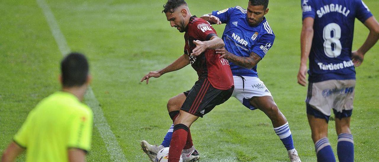 Nahuel pugna por un balón con Iván Martín -con Sangalli a la derecha- en una acción de la segunda parte del encuentro del Oviedo ante el Mirandés disputado en Anduva el pasado sábado.