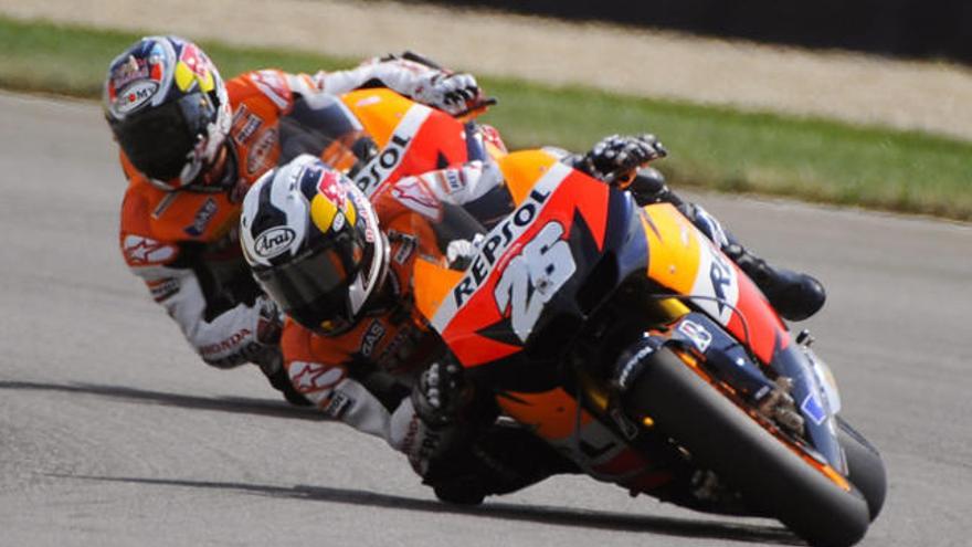 Dani Pedrosa sacándole ventaja al italiano Dovizioso en el GP Indianápolis del 2010.