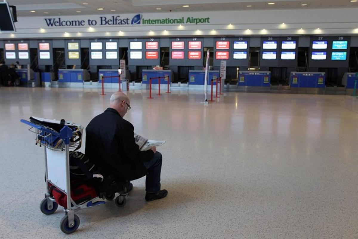 Vuelos cancelados. Tras el rugido del volcán, Reino Unido, Irlanda, Noruega, suecia, Finlandia, Dinamarca y Bélgica han cerrado completamente su espacio aéreo. En la foto, un pasajero solitario, en el aeropuerto de Belfast.