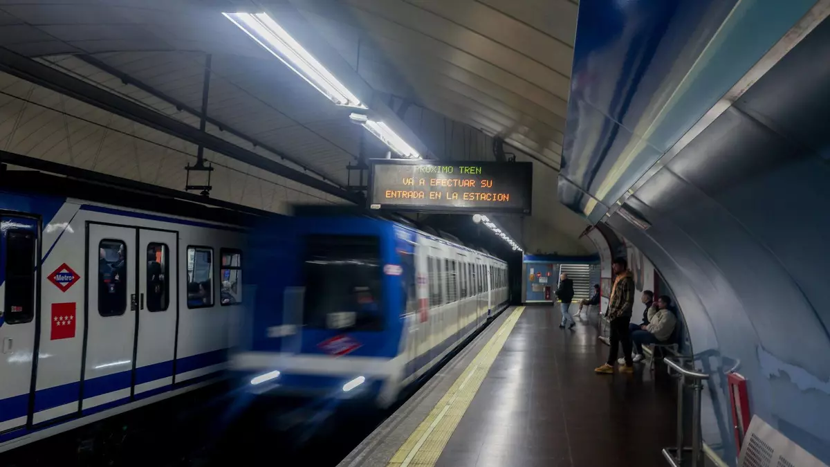 Metro refuerza los servicios en la línea 3, la línea 5 y Metrosur ante el aumento de viajeros por las obras en Madrid