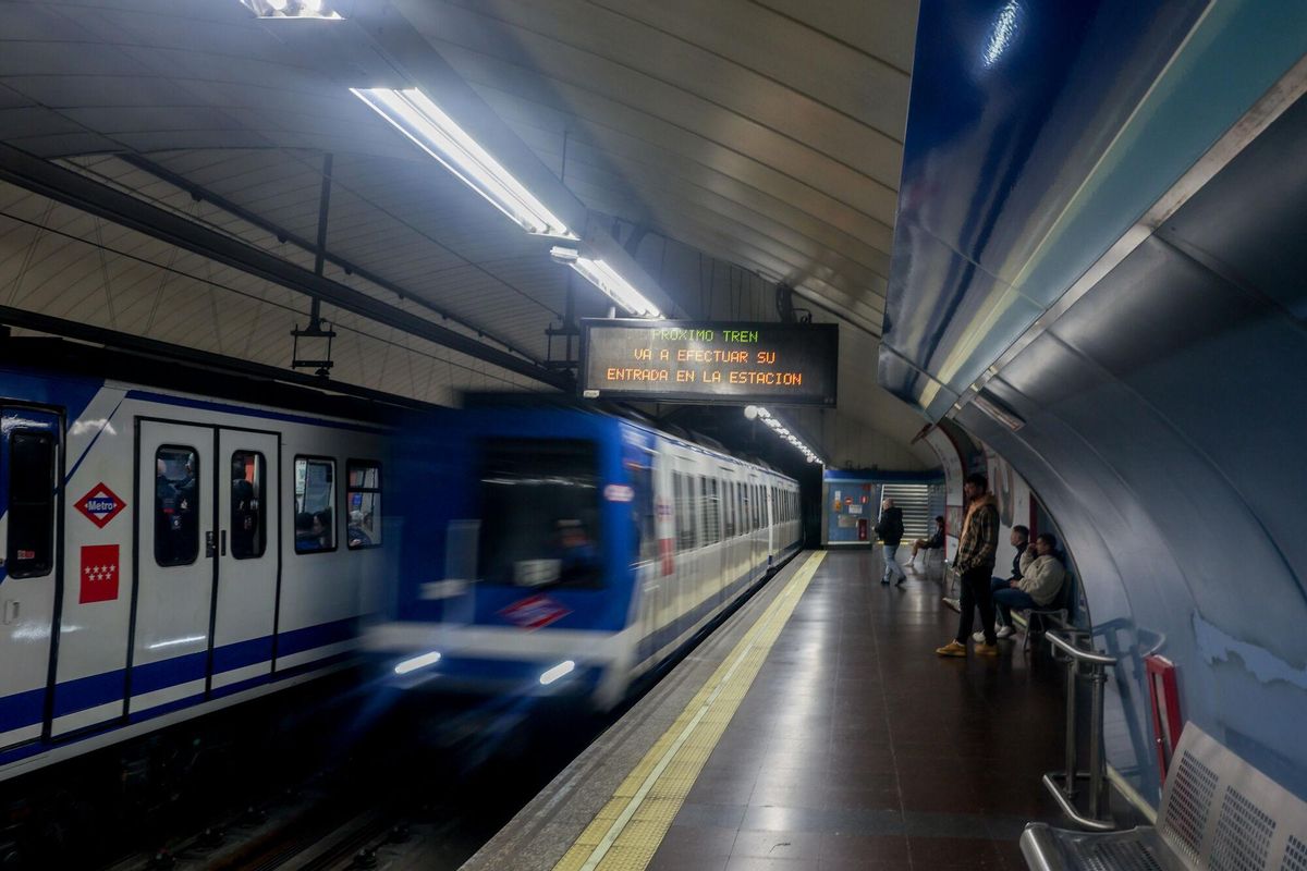 Un tren entrando en la estación de Antón Martín de Metro, a 25 de febrero de 2024, en Madrid (España). 25 FEBRERO 2024;METRO;VIAJEROS;RECURSOS;GENTE;TREN;VAGÓN Ricardo Rubio / Europa Press 25/02/2024. Ricardo Rubio