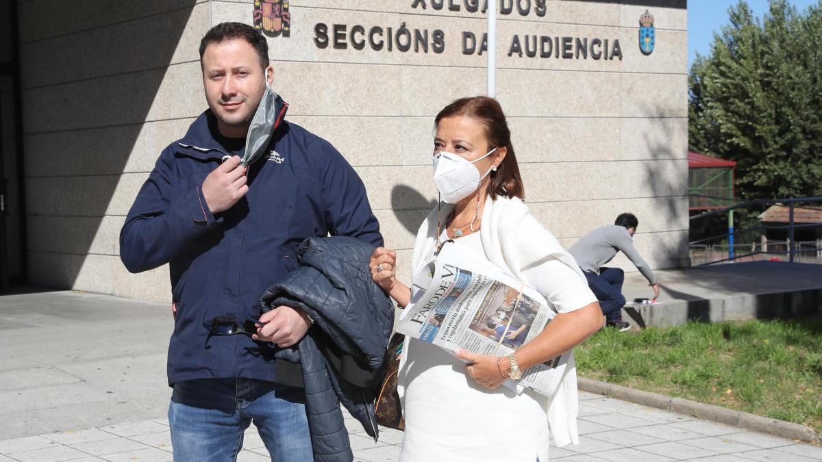 Juan Carlos Santórum, ayer, con su abogada Carmen Ventoso, antes de entrar en los juzgados de Vigo para entregarse. // R. Grobas