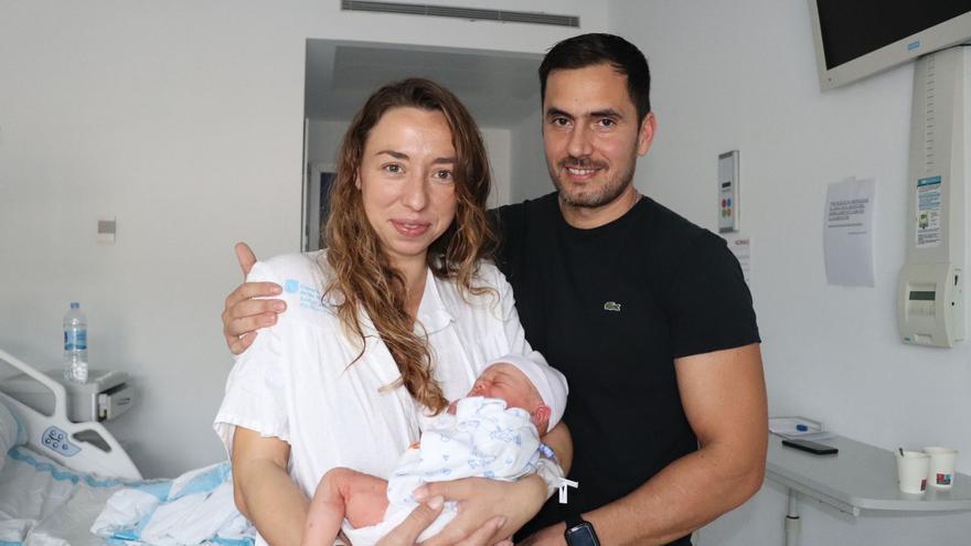 La ‘colla de ball pagès’ de Sant Rafel crece: Kala, la primera bebé del año de Ibiza