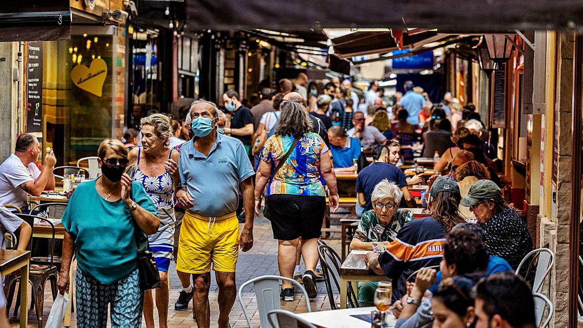 Terrazas de hostelería, ayer, en el centro de Benidorm. | DAVID REVENGA