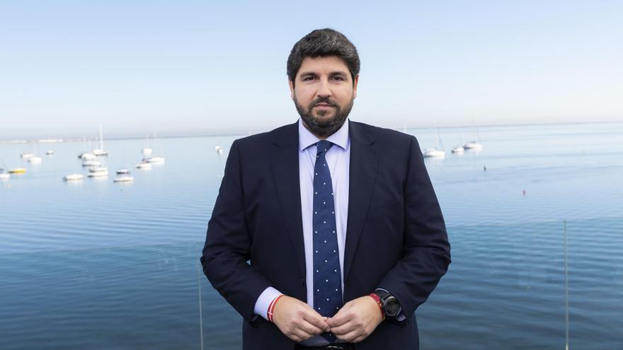 López Miras, en el Mar Menor, realizando su discurso de Año Nuevo