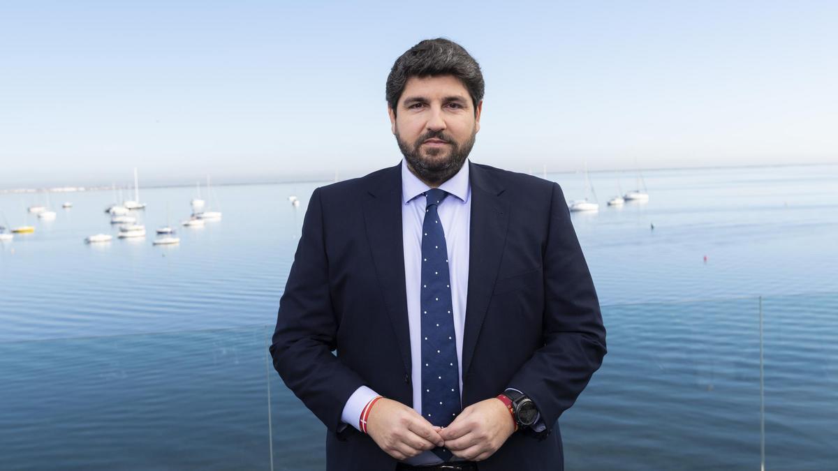 López Miras, en el Mar Menor, realizando su discurso de Año Nuevo.