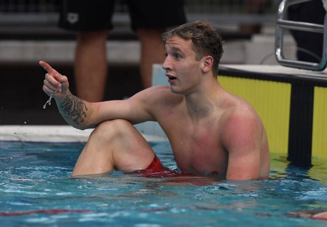 El polaco Jakub Kraska reacciona después de ganar la final de estilo libre de 100 metros masculino del evento Four Nations Swimming en Budapest, Hungría.