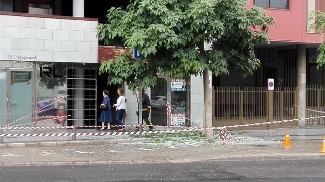 Caída de un ventanal en la calle Venegas