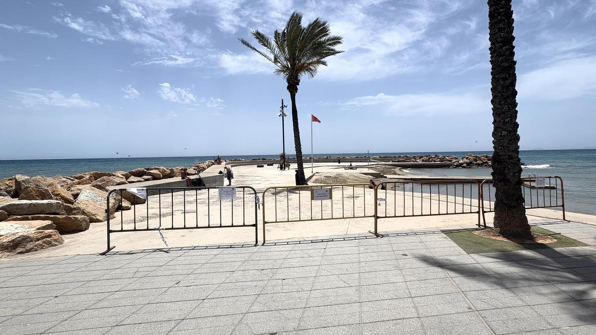 Vallado en las piscinas naturales del paseo marítimo de Torrevieja