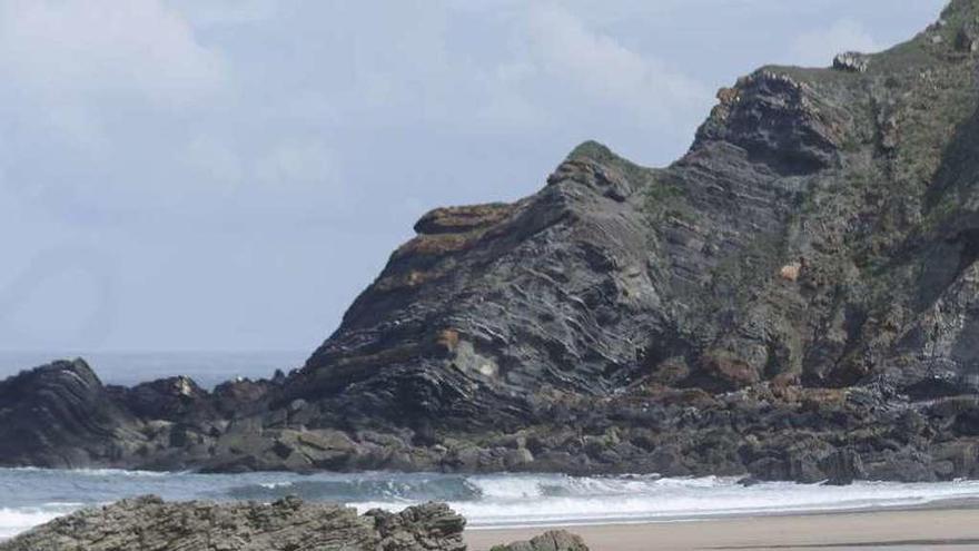 limpieza de voluntarios en la playa gozoniega de xagó.