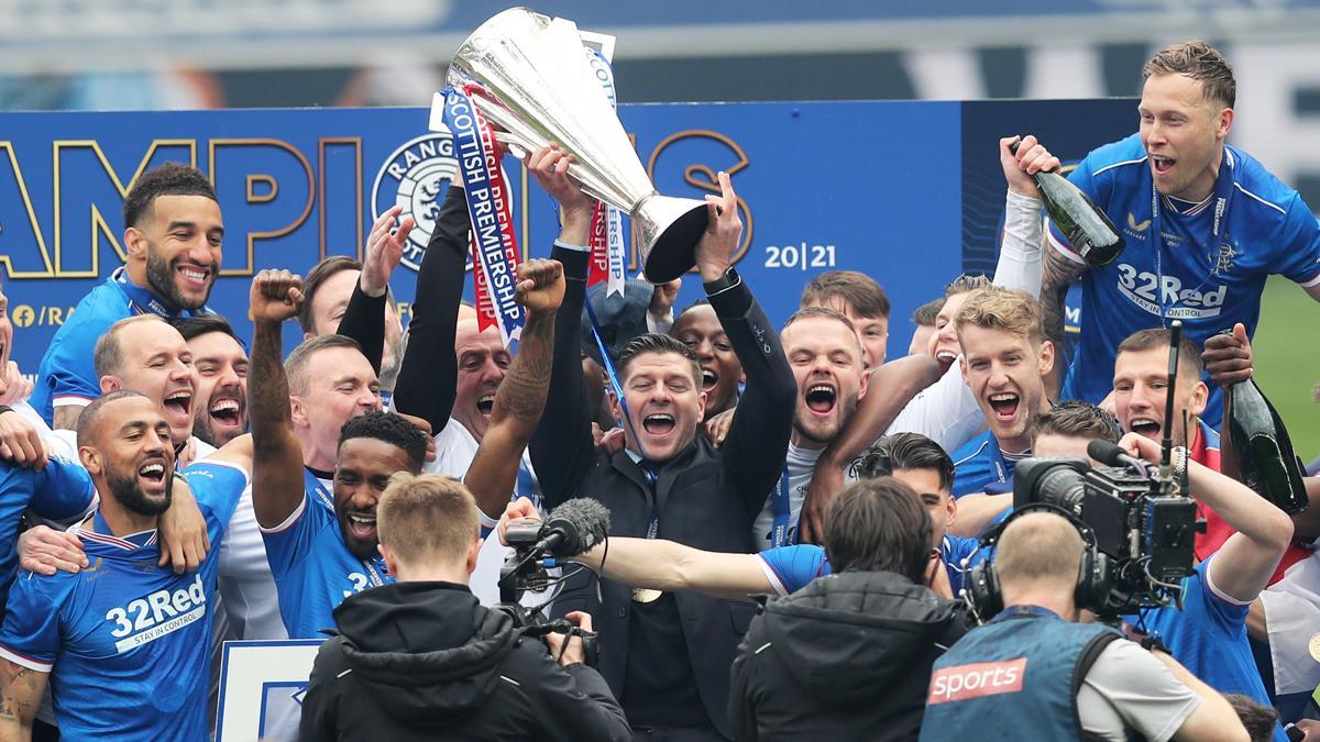 El técnico Steven Gerrard levanta el trofeo de campeón de la Liga escocesa junto a sus jugadores del Rangers.