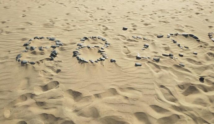 Acumulación de piedras en una playa.