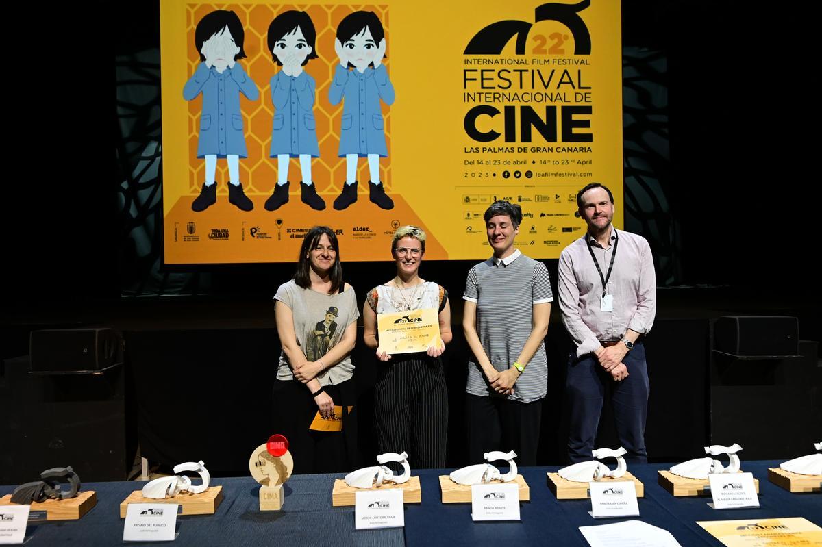 De izq. a dcha., el jurado y la galardonada en Banda Aparte Cristina Aparicio, Ágata de Pinho, Doris Bauer y Per Fikse, en el acto de premios del Festival de Cine de Las Palmas de Gran Canaria.