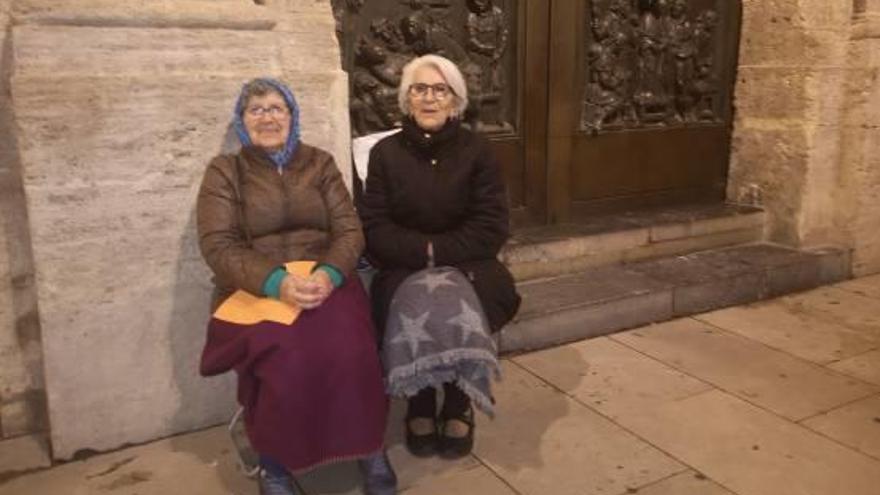 Las dos amigas, de noche en la puerta de la Basílica.