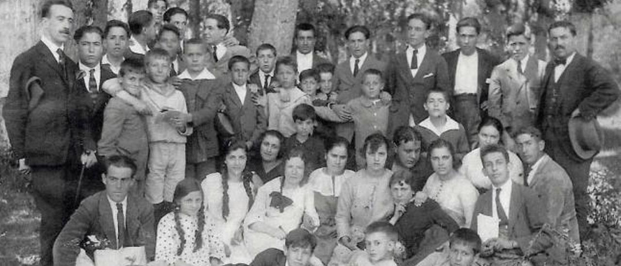 Vidal (esquerda), con alumnos no Liceo Politécnico en 1920. // Arquivo do autor