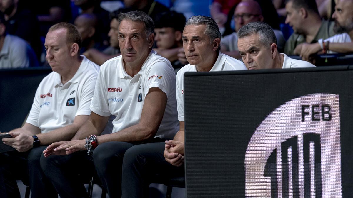 Sergio Scariolo mira con atención, junto a su cuerpo técnico, el partido ante Estados Unidos