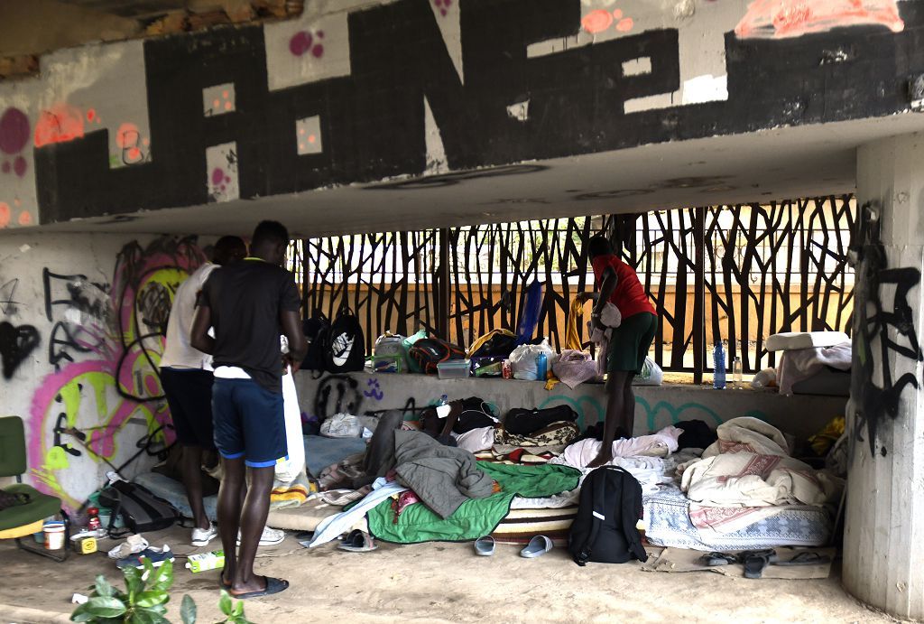 Así es la vida bajo el puente de la autovía de la A-30 en Murcia