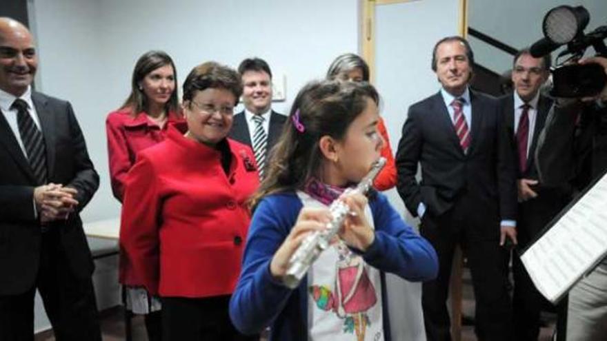 Una niña actúa ayer para la presidenta de la Diputación y los alcaldes invitados al acto.