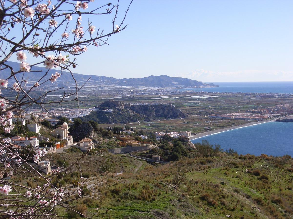 Salobreña, en la Costa Tropical de Granada y a una hora de Málaga