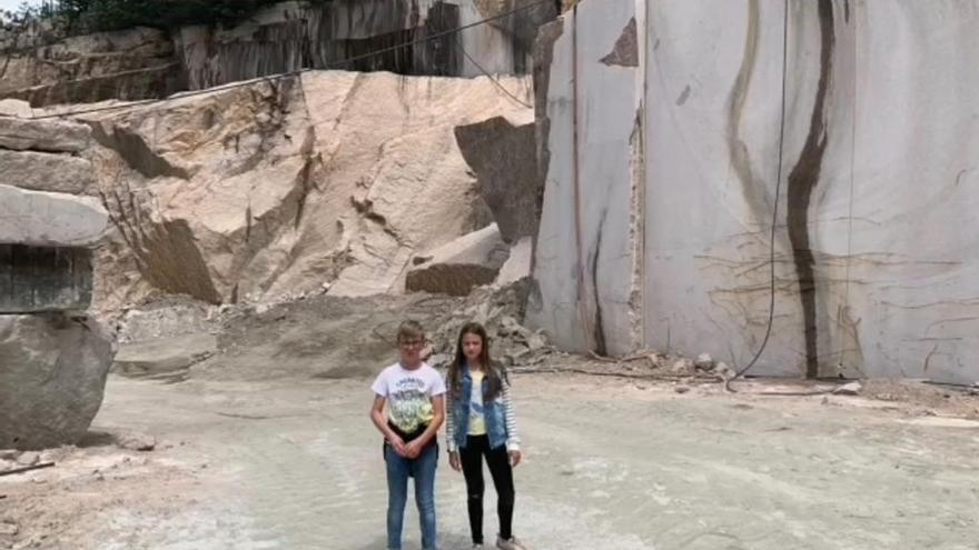 Noé Pérez y Aroa Otero en su visita a una cantera porriñesa. // D. P.