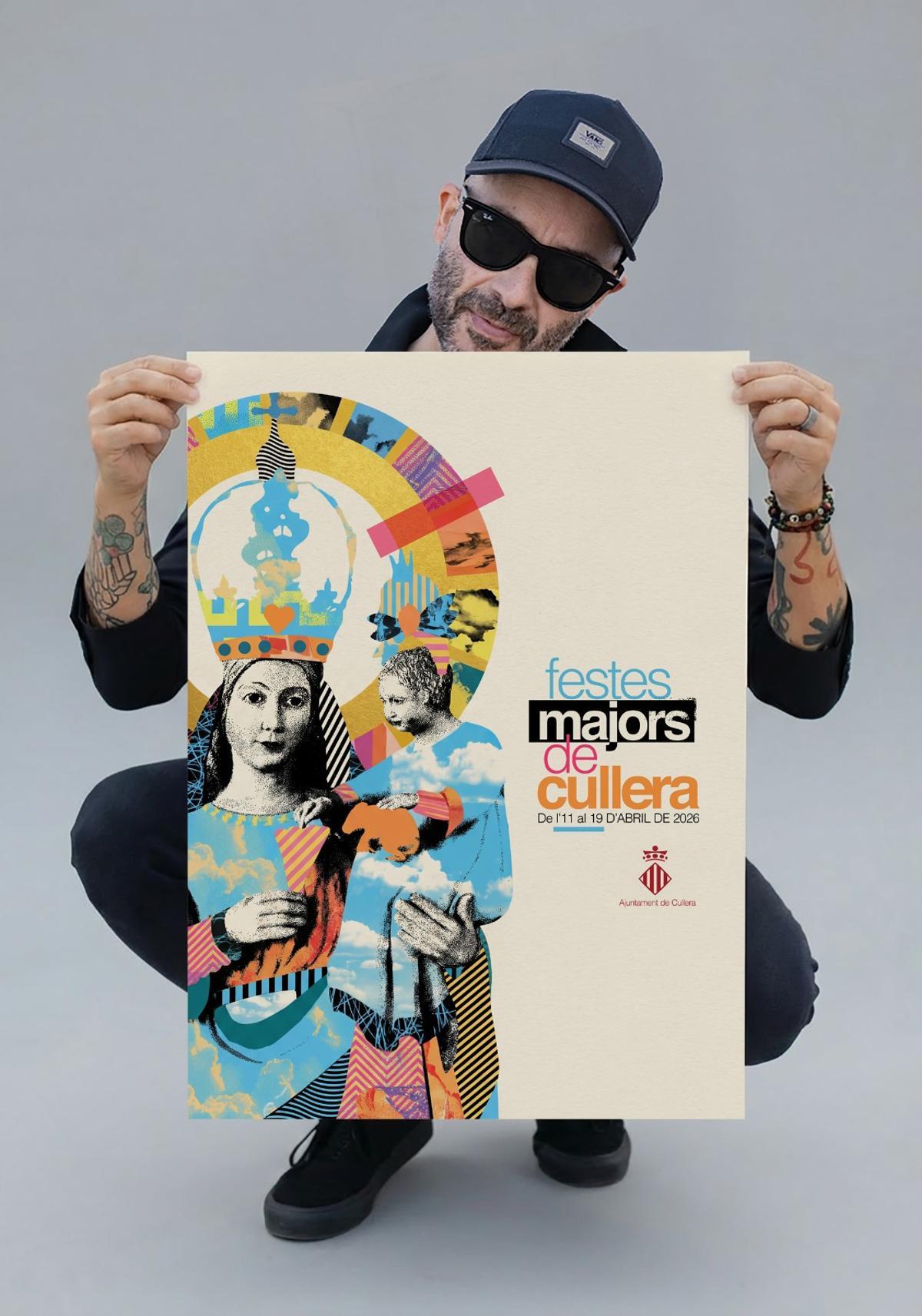 El diseñador César Garrik, ganador del concurso, muestra el cartel que anunciará las Fiestas Mayores de Cullera.