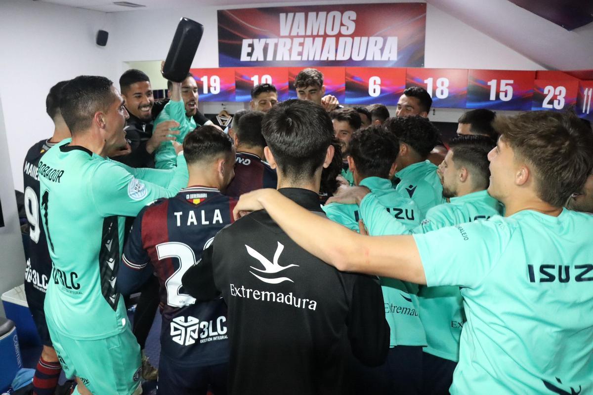 Jugadores del Extremadura celebran en el vestuario la victoria.