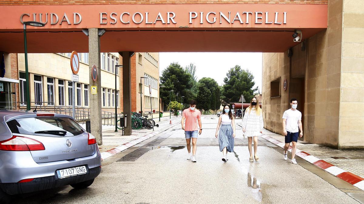 Estudiantes en la entrada de la Residencia Pignatelli, cuyo capital corresponde a la Diputación Provincial de Zaragoza.