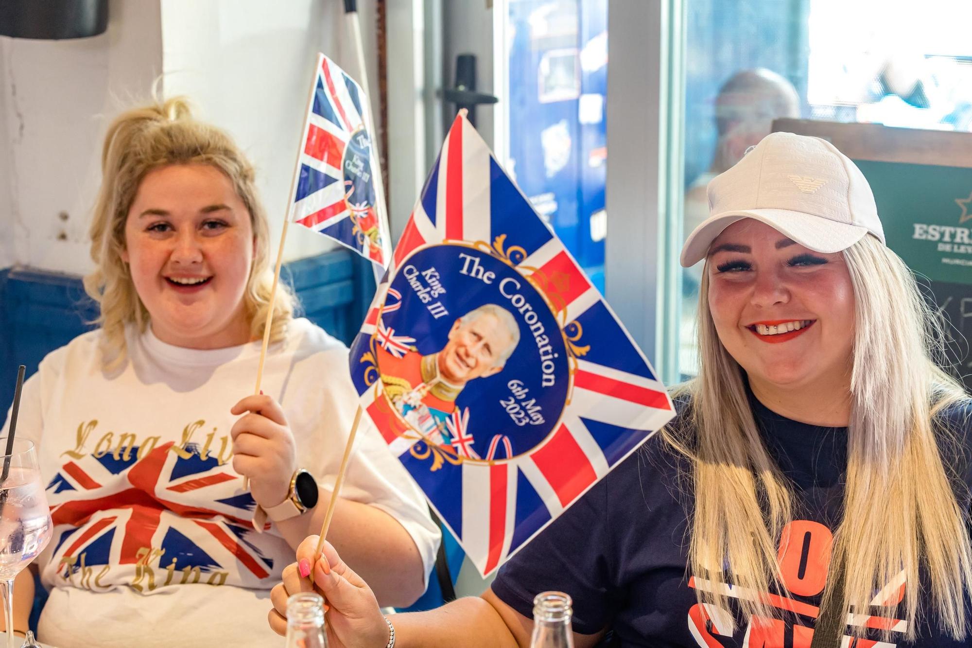 Las calles y terrazas de Benidorm llenas para celebrar la coronación de Carlos III