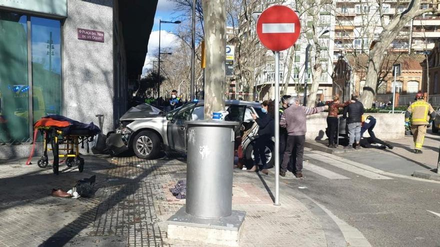 Els equips d&#039;emergències a la plaça del Nen de les Oques de Reus, on s&#039;ha produït l&#039;atropellament múltiple