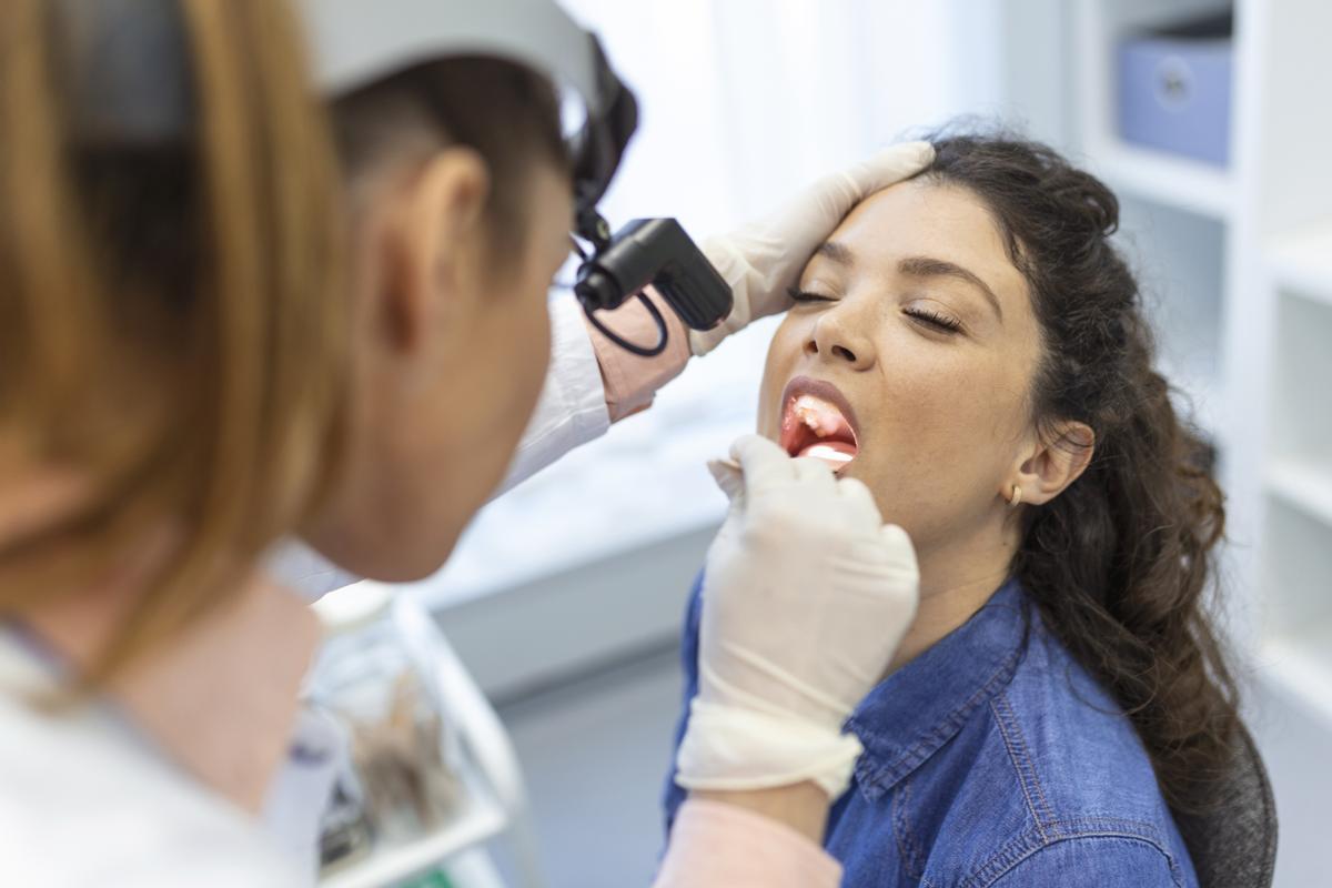 El dentista realiza una evaluación exhaustiva de su cavidad oral