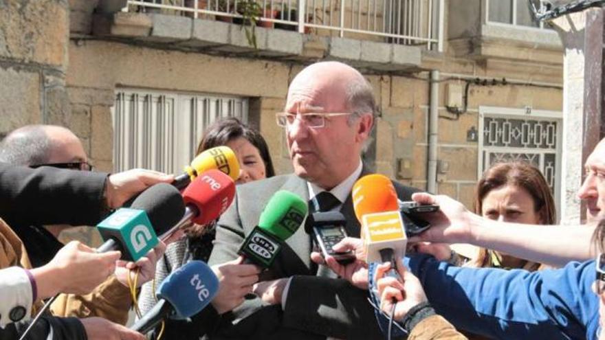 El alcalde, Agustín Fernández, realizando declaraciones a los medios de comunicación.  // Jesús Regal