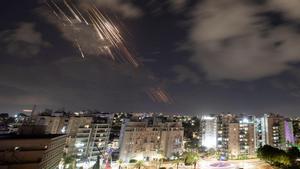 El sistema antimisiles Cúpula de Hierro de Israel intercepta cohetes en Ashkelon