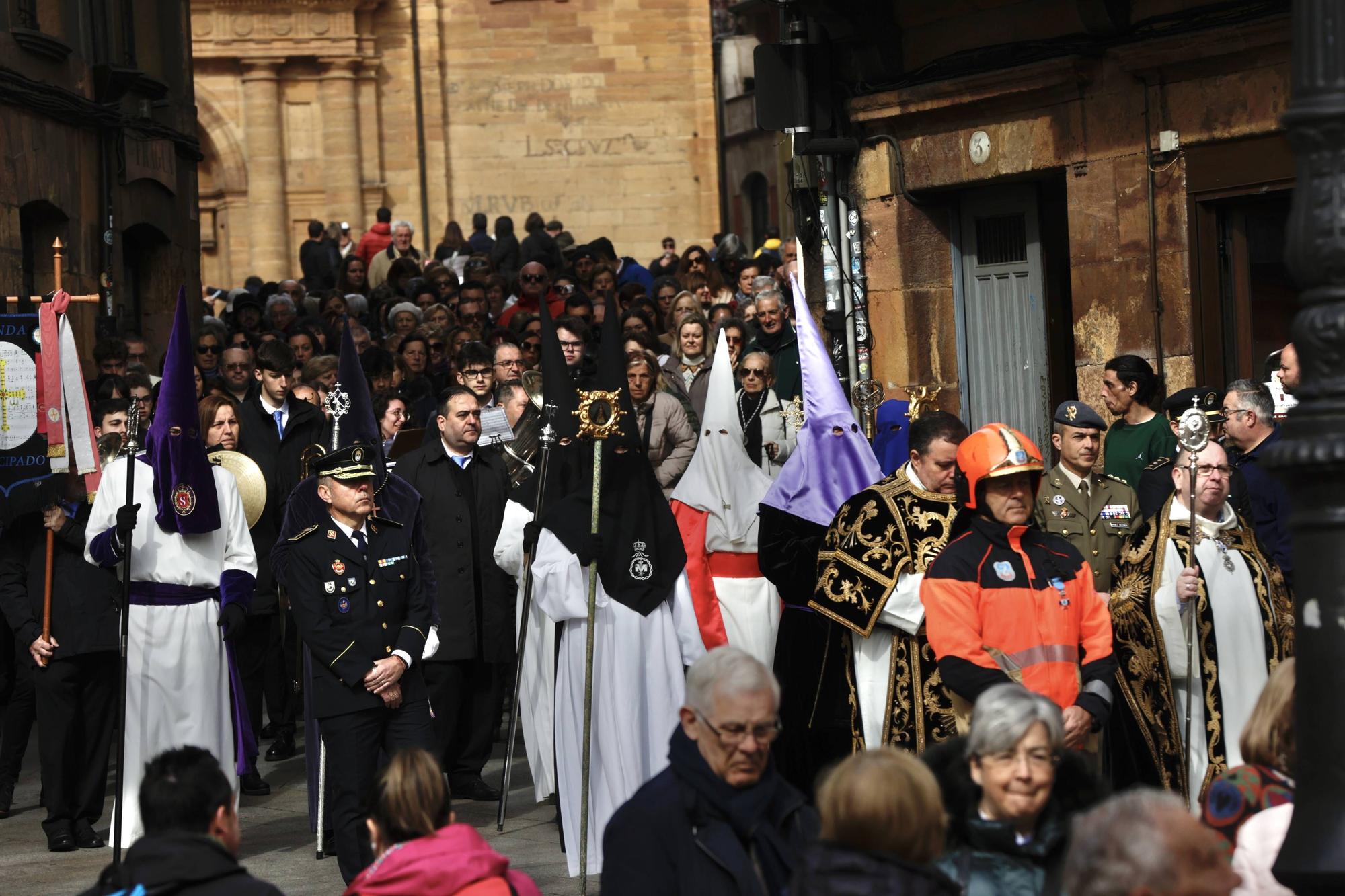 Procesión de la Dolorosa, el Sábado Santo, en el casco antiguo de Oviedo.