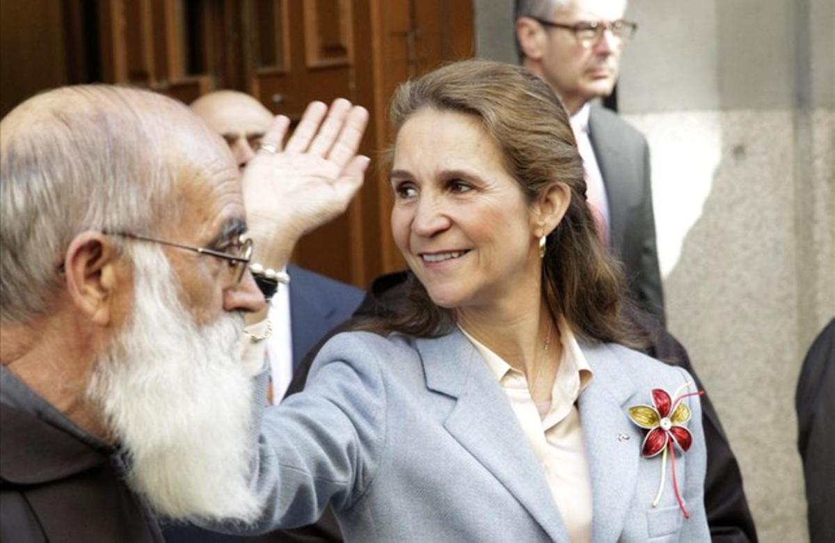 Elena saluda els assistents a la sortida de la basílica-santuari de Medinaceli, on ha complert amb la tradició que cada any porta un membre de la Família Reial a venerar i besar el peu de la imatge del Crist el primer divendres de març.