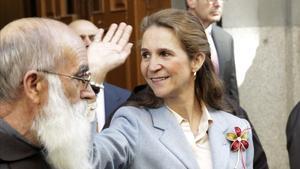 Elena saluda els assistents a la sortida de la basílica-santuari de Medinaceli, on ha complert amb la tradició que cada any porta un membre de la Família Reial a venerar i besar el peu de la imatge del Crist el primer divendres de març.