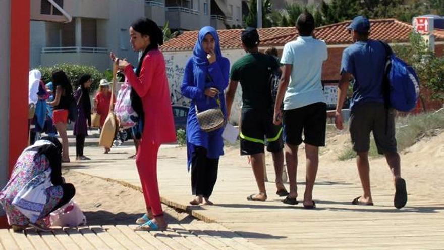 Las chicas, ataviadas con el «burkini» y el «hijab», ayer, en la playa del Raset.