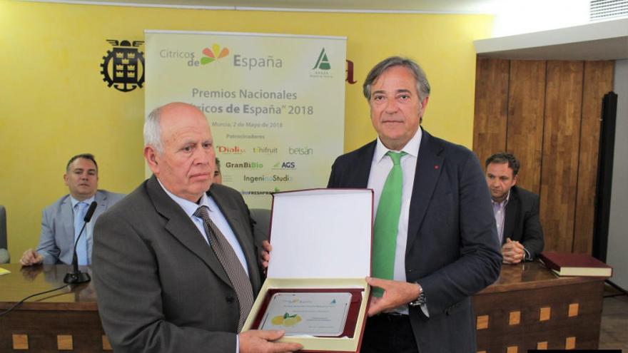 Juan de Dios Hernández, director gerente de Export Import DIALI entrega el Premio Embajador ´Cítricos de Murcia´ al presidente de la Junta de Hacendados de la Huerta de Murcia, Diego Frutos Saura.