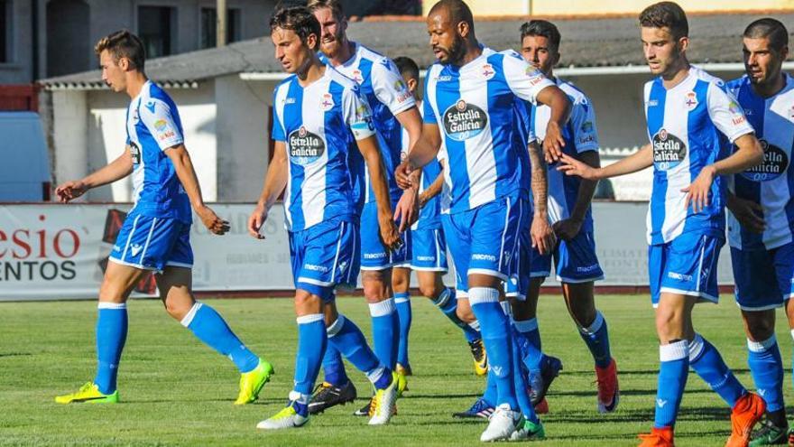 Aarón choca la mano con Sidnei tras marcarle un gol al Arousa en A Lomba