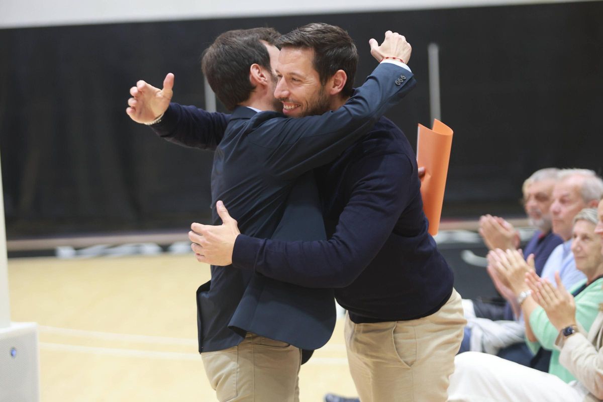 Van Rossom, abrazado a Enric Carbonell, director general del Valencia Basket