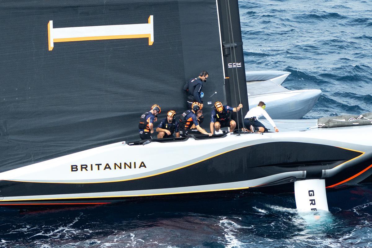 La tripulación de Ineos Britannia celebra la doble victoria frente a los italianos en la quinta jornada de la Louis Vuitton Cup, este miércoles.