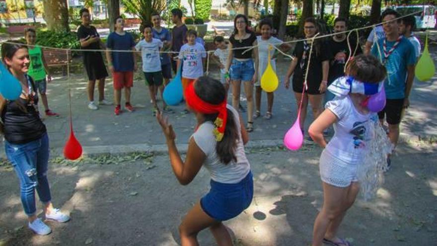 Los jóvenes participantes en una de las actividades organizadas en Alcoy.