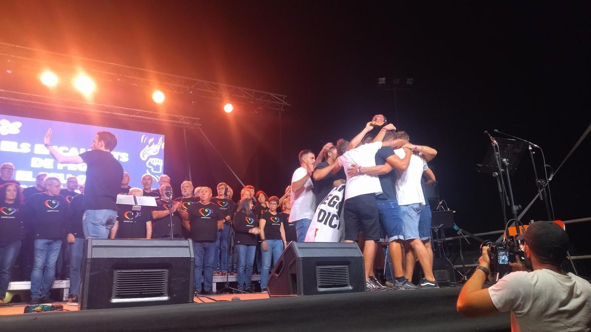 Los encausados se funden en un abrazo durante el concierto de apoyo que tuvo lugar en Pego