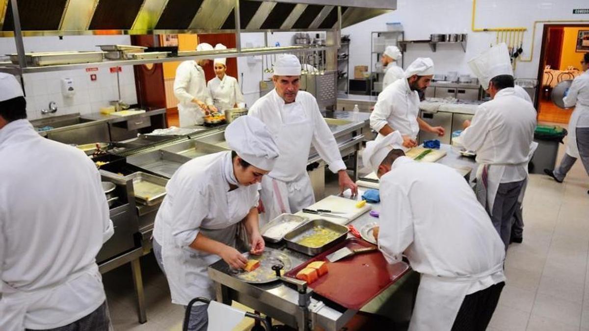 La escuela de cocina de Plasencia dará comidas solidarias.