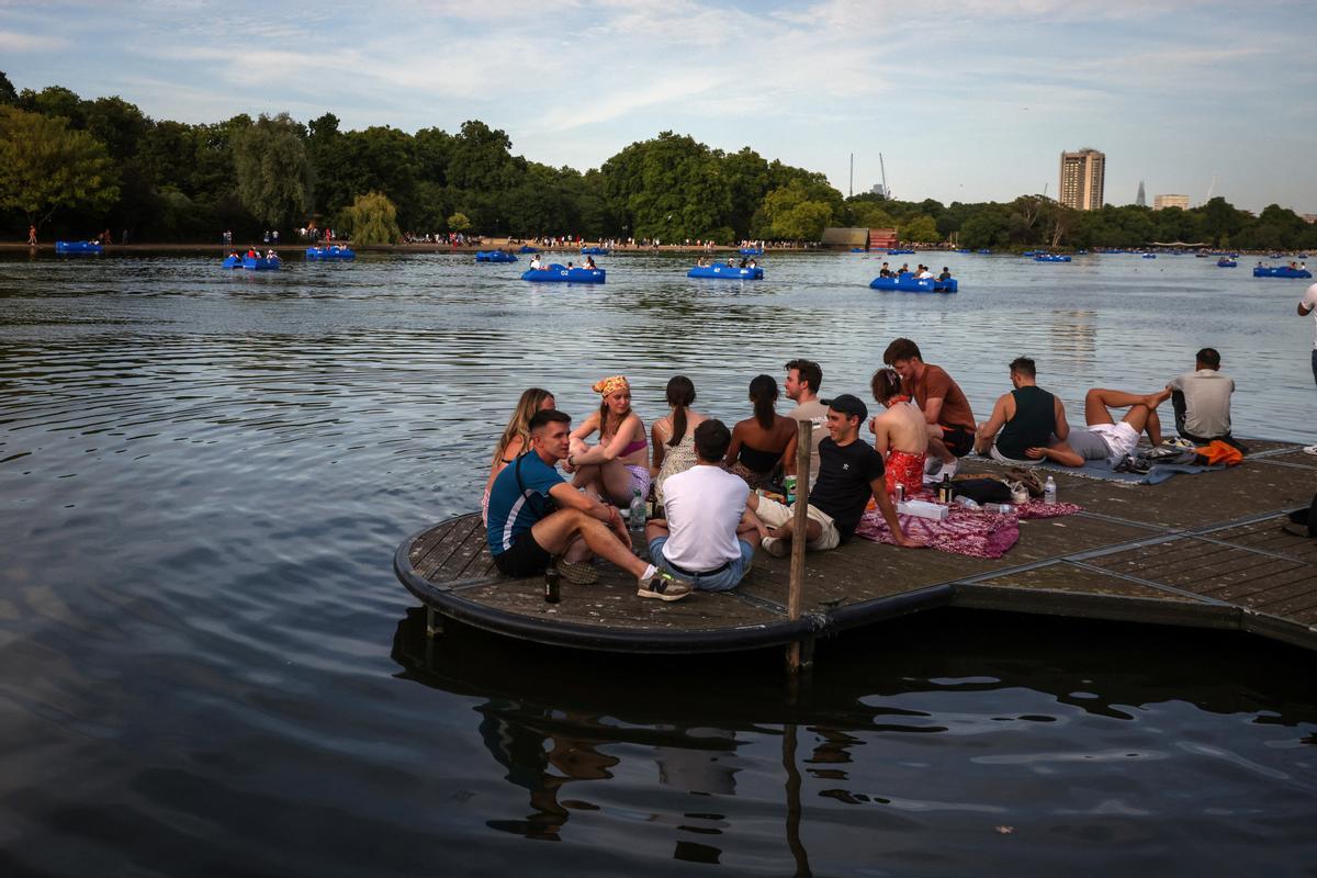 Momento de buscar el fresco junto al lago The Serpentine, en Hyde Park, en Londres