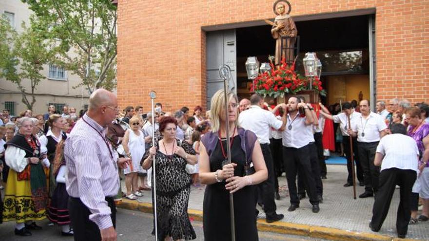 Devotos acompañan a San Lorenzo en la procesión por Los Bloques.