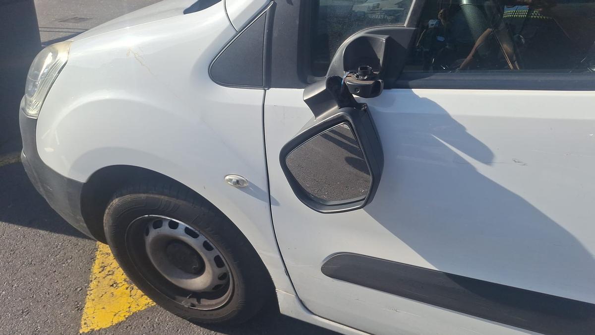 Un vehículo afectado durante la persecución en Taco