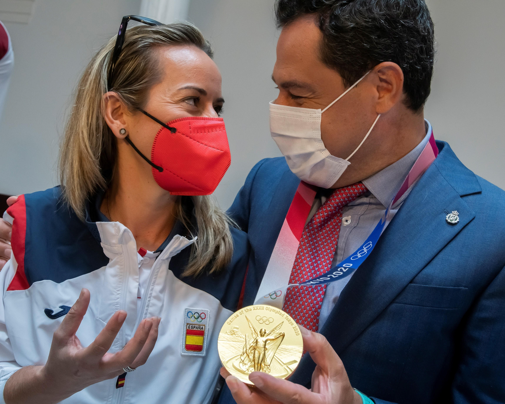 Fátima Gálvez y Juanma Moreno, en la recepción en el Palacio de San Telmo.