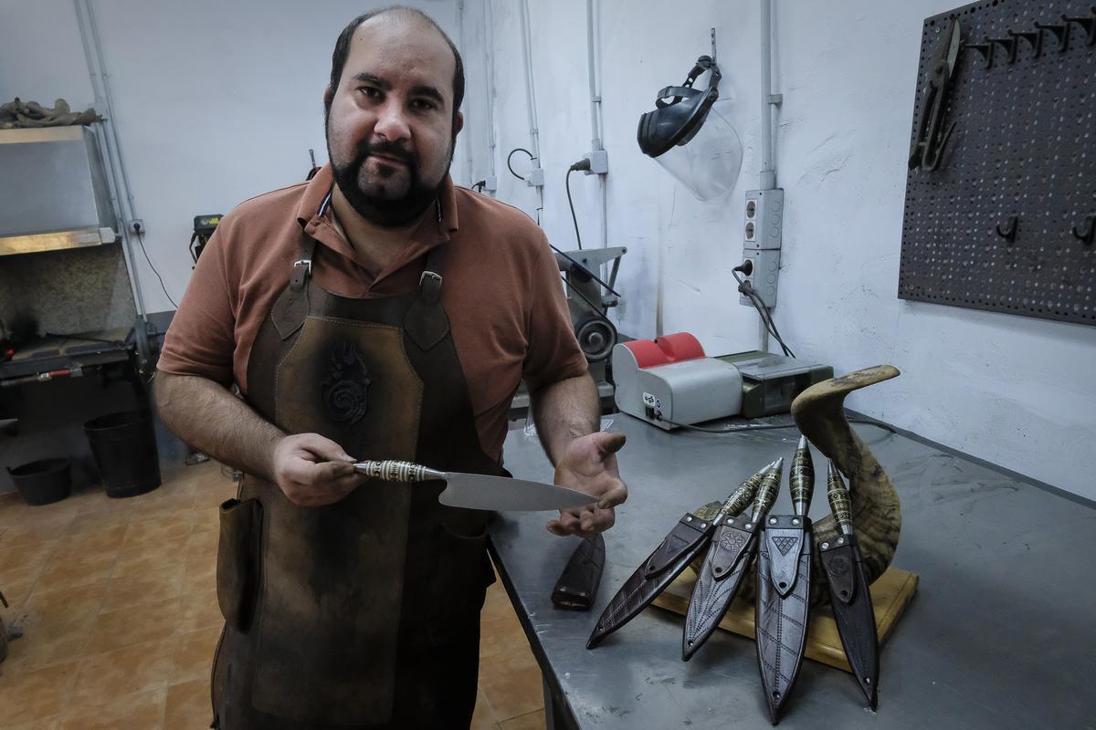 El artesano presenta algunos de sus cuchillos en su taller de Jinámar.