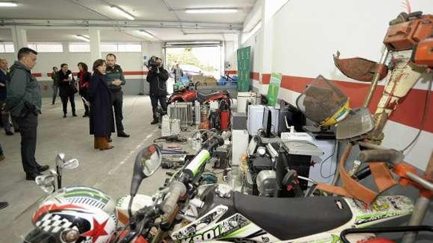 Algunos de los efectos recuperados por la Guardia Civil. // J. Lalín