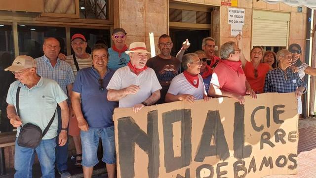 Parroquianos y clientes del Bar Rosi la pasada semana, manifestándose  con humor contra el cierre del bar.